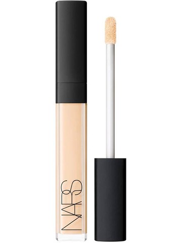 Nem véletlen, hogy a NARS korrektora több beauty díjat is bezsebelt. Közepestől teljes fedésig építhető, nem ül bele a finom ráncokba, és egész nap tart, miközben megőrzi a bőr természetes ragyogását. Az egyik legnagyobb erőssége, hogy nem nehezíti el a szem alatti részt, így ideális választás a fáradt tekintet frissítésére. – Radiant Creamy korrektor NARS – narscosmetics.com
