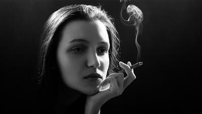 Dziewczyna z papierosem