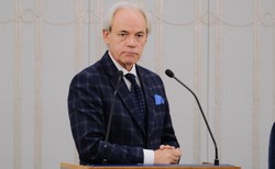 Szejnfeld atakuje rząd: Brakuje pieniędzy na sprzęt medyczny, a oni kupują… limuzyny