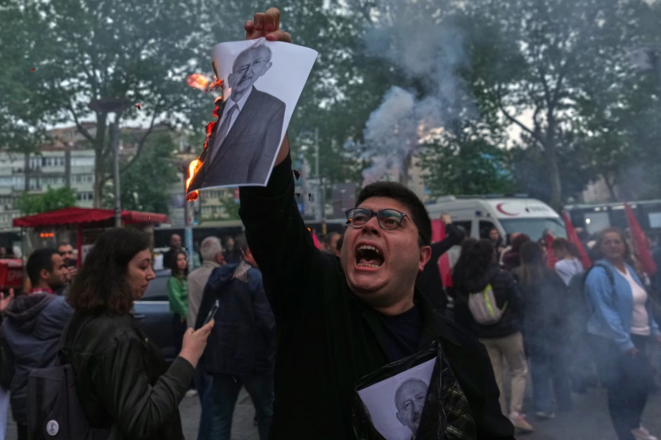 Zapaljena slika Kemala Kiličdaroglua na protestu u Istanbulu 22. maja