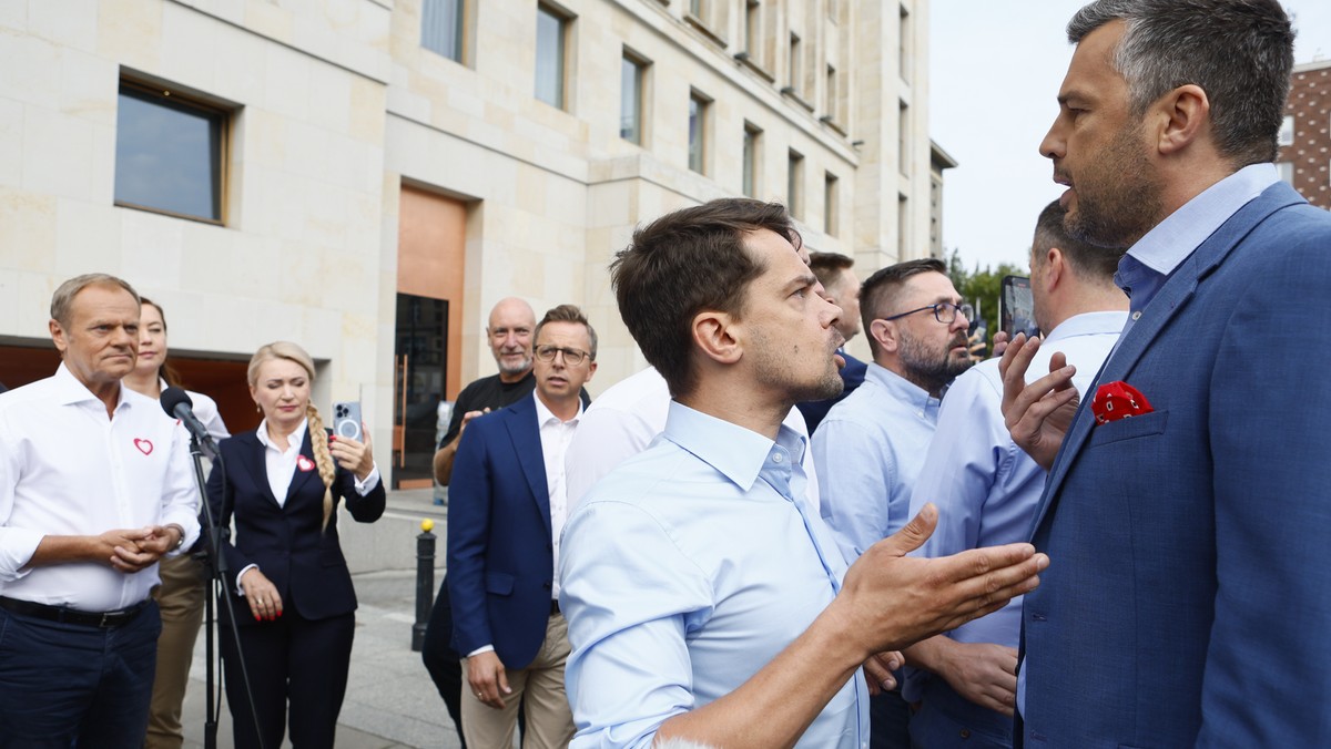 Konferencja prasowa Donalda Tuska przed siedzibą TVP została zakłócona przez pracownika stacji Michała Rachonia