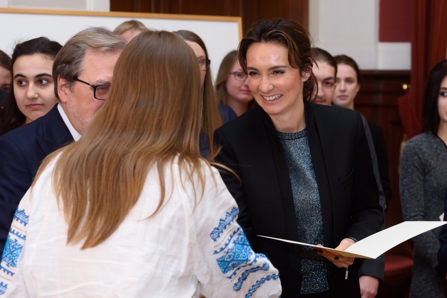 Dominika Kulczyk w trakcie wręczania stypendiów im. Jana Kulczyka studentom i doktorantom UAM