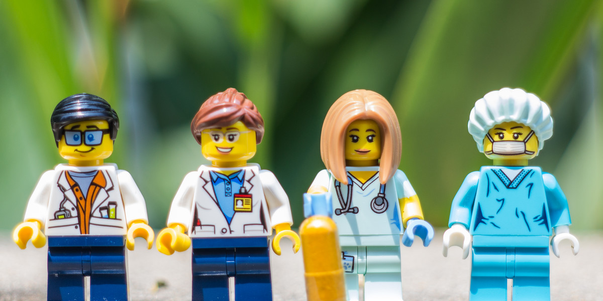 Lego w fabryce w Billund produkuje plastikowe gogle dla personelu medycznego.
