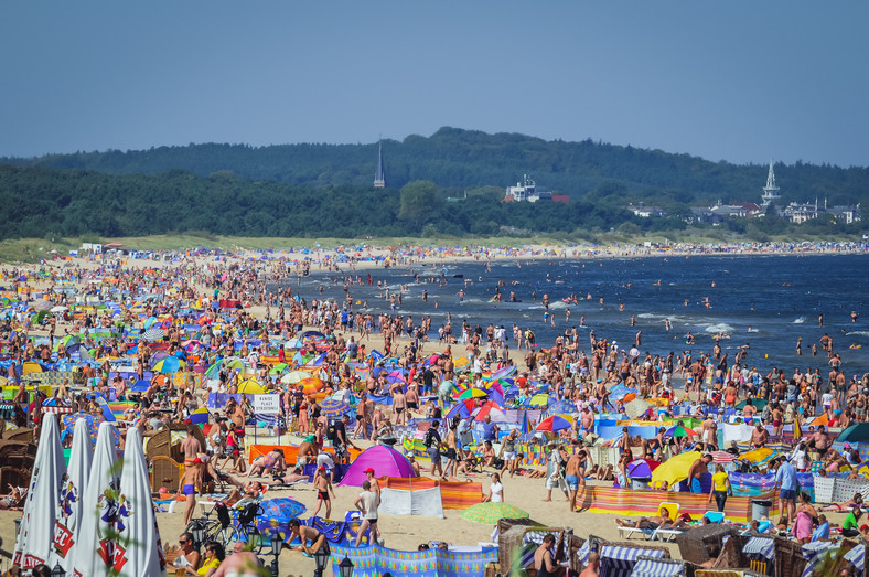 Tak w 2009 r. wyglądały tłumy na plaży w Świnoujściu. Branża o takim obłożeniu może teraz tylko pomarzyć