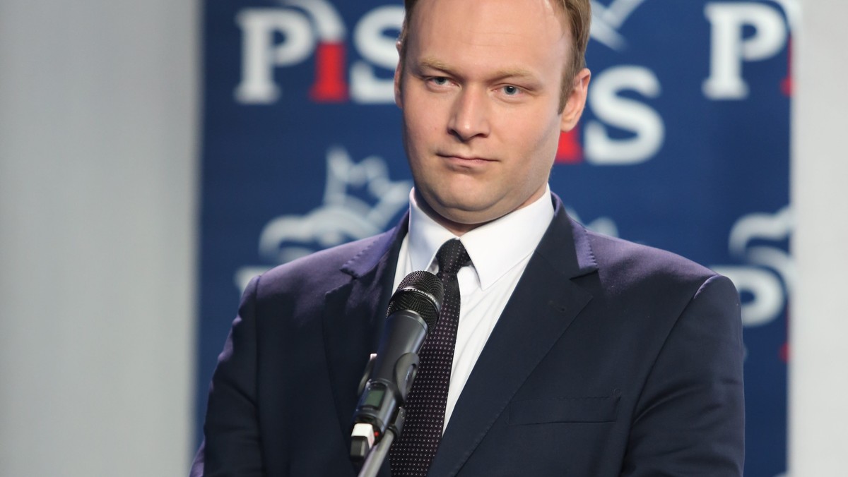 Szef sztabu PiS senator Stanisław Karczewski zaapelował dziś do premier Ewy Kopacz, aby nie wykorzystywała rządu do prowadzenia kampanii wyborczej. W podobnym tonie wypowiedział się też Marcin Mastalerek, rzecznik sztabu PiS. Skrytykował premier za to, że – jak mówił - przyjechała trzeci raz w ciągu roku obiecać drogę S14. - No ile razy można obiecywać tę samą drogę. Słyszeliśmy to w kampanii europejskiej, śmialiśmy się z tego, kiedy obiecywano w kampanii samorządowej, ale trzeci raz przyjeżdżać i tę samą drogę obiecywać to to jest już po prostu kpina - oznajmił.