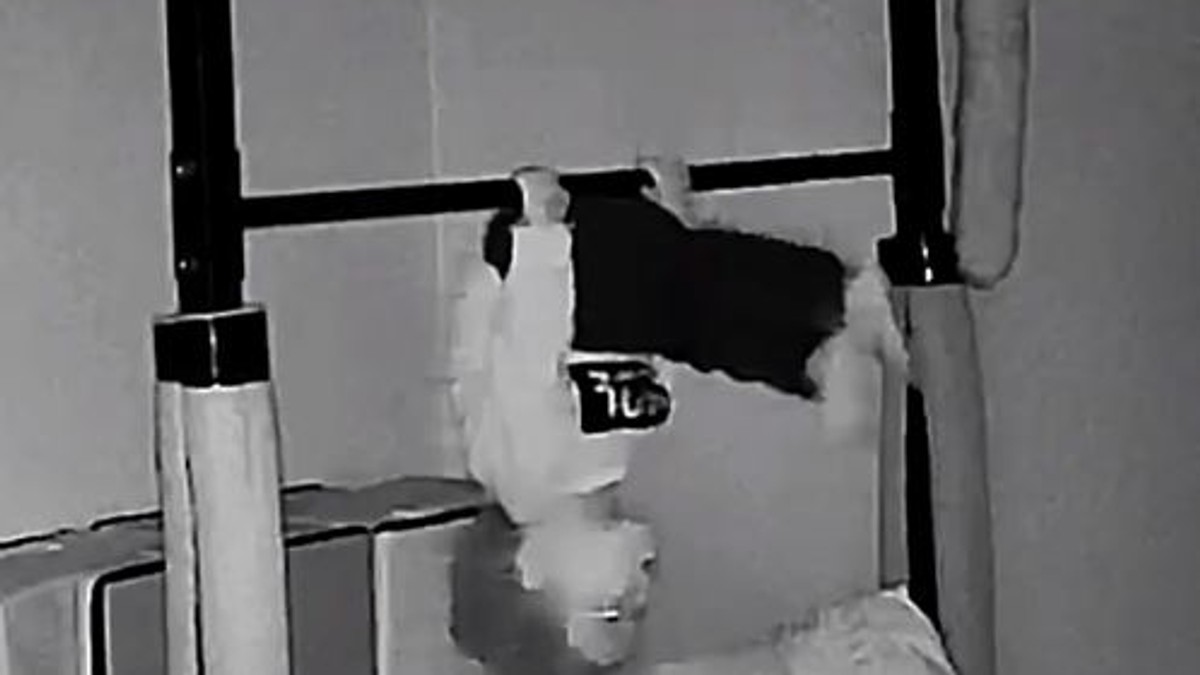 Kamera snimila šta beba radi tokom spavanja