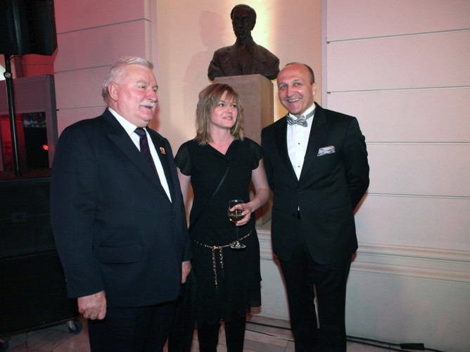 Izabela i Kazimierz Marcinkiewiczowie z Lechem Wałęsą