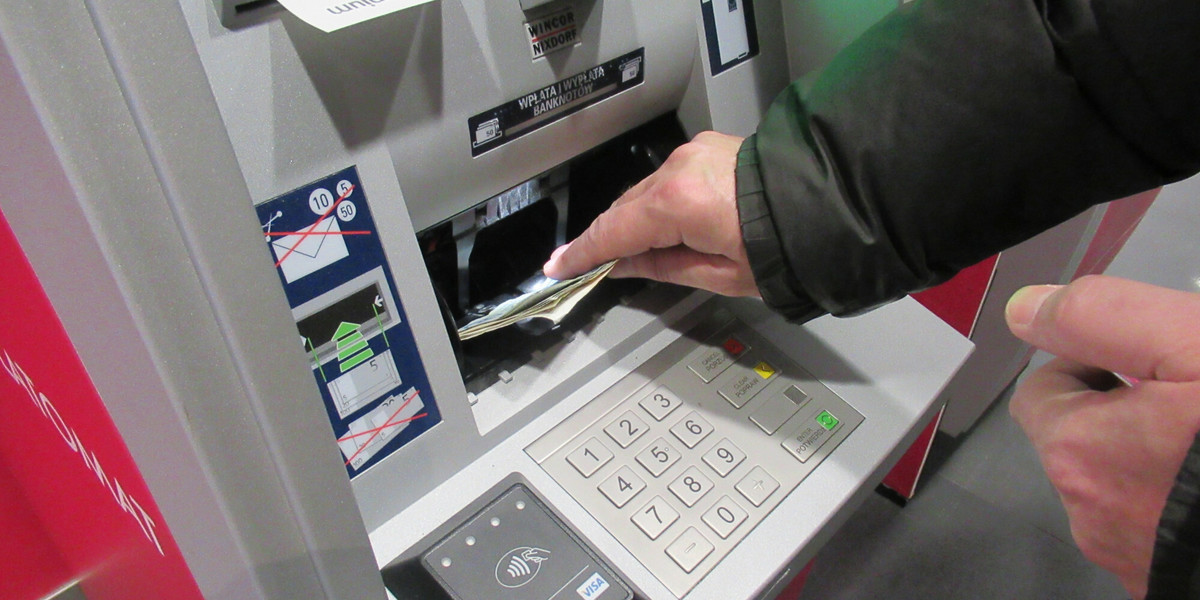 Polacy częściej wypłacają gotówkę z bankomatów po wybuchu wojny w Ukrainie.