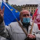 Mężczyzna podczas manifestacji prounijnej