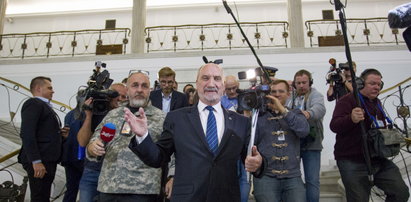 Macierewicz na sali. I nagle. Wypraszają jednego gościa!