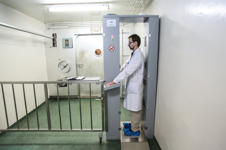 Dla zwiedzających udostępnione były: reaktor MARIA,  laboratoria i bunkry, w których badane są akceleratory medyczne, Ośrodek Radioizotopów Polatom oraz Zakład Unieszkodliwiania Odpadów Promieniotwórczych i Laboratorium Pomiarów Dozymetrycznych.<br>

Na zdjęciu: badanie skażeń  <br><br>fot. (mr) PAP/Leszek Szymański