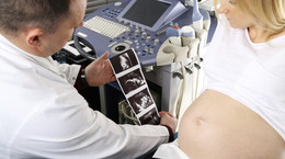 Jakich technologii medycznych potrzebują przyszłe mamy i lekarze w Polsce? Raport „Innowacje w procesie opieki nad pacjentką w ciąży”