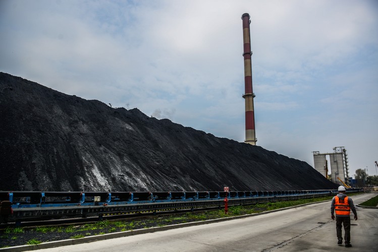 Węgiel magazynowany jest w hałdach na placu węglowym. Z hałd surowiec jest transportowany przy pomocy taśmociągów do zbiorników zwanych bunkrami. Każdy lej bunkra mieści 200 ton węgla. Gdy temperatura spadnie do -10 °C dobowe zapotrzebowania elektrociepłowni wynosi 10 tys. ton węgla. <br><br>(mgo) PAP/Jakub Kamiński