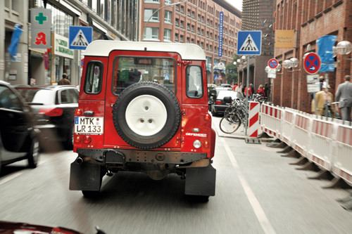 Jeep Wrangler kontra Land Rover Defender - Na bulwary i na Saharę