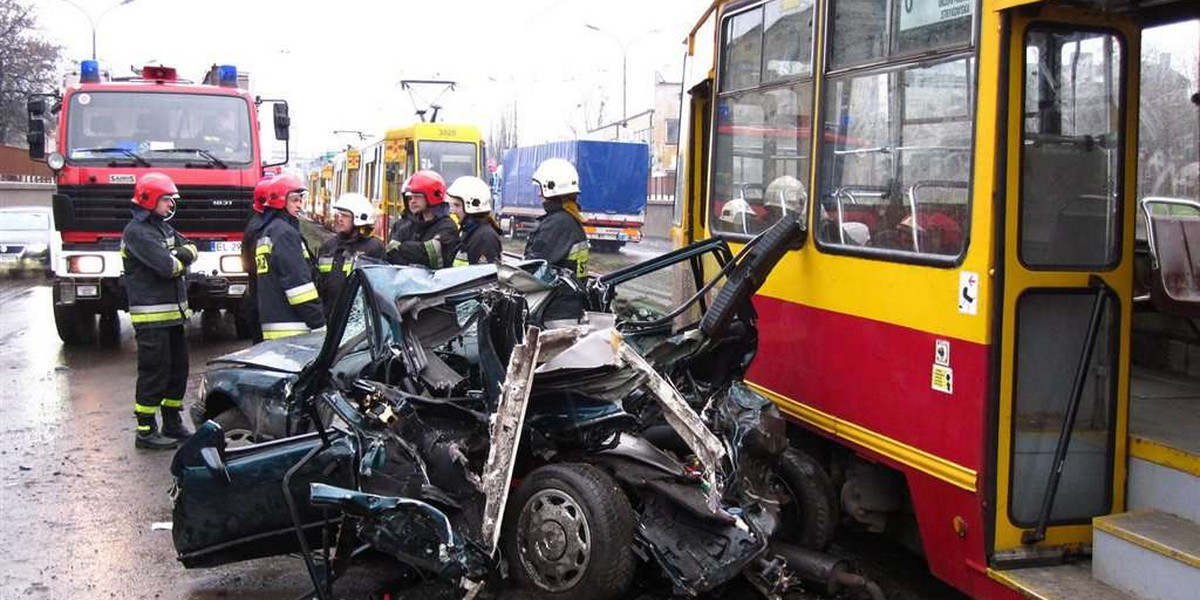 WYPADEK BMW I TRAMWAJU KIEROWCA BMW ZMARL