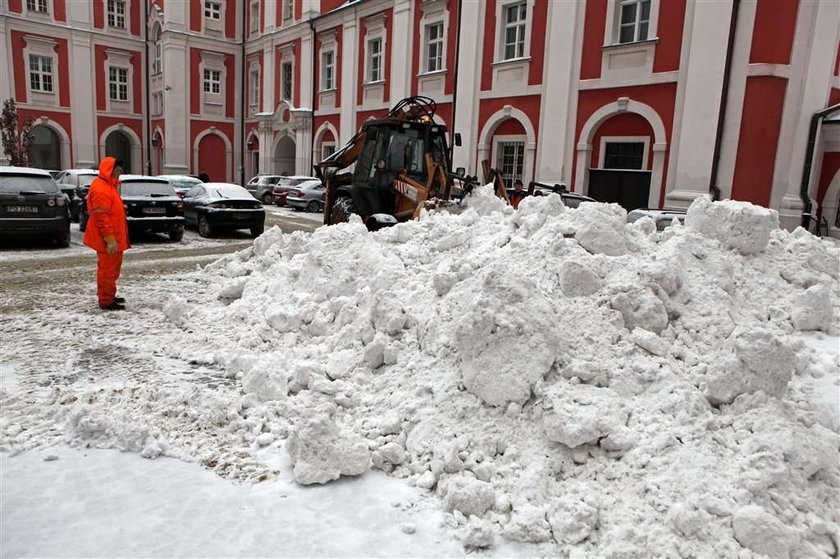 Urzędnicy z magistratu sobie odśnieżyli, a my brniemy w zaspach