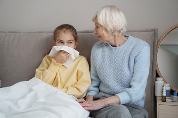 Fertőzhetnek az unokáim, ha csak az orruk folyik, de lázuk nincs? Az orvos válaszol