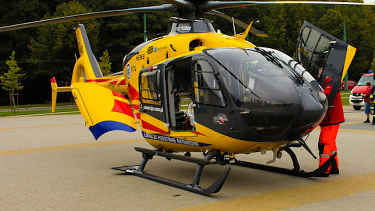 22-letni mężczyzna, który ucierpiał w wypadu w okolicach Lubawy, miał być transportowany do szpitala w Olsztynie helikopterem pogotowia ratunkowego. Pilot śmigłowca musiał jednak zawrócić, bo pacjent wszczął na pokładzie awanturę - podała telewizja TVN24.