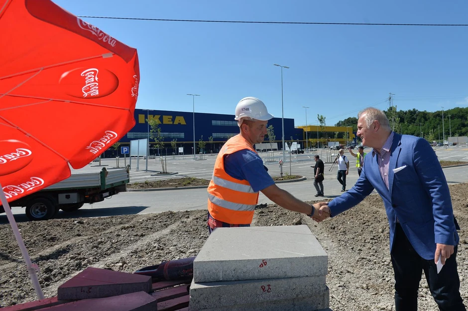 Završeno dva kilometra pristupnih puteva: Goran Vesić sa putarima