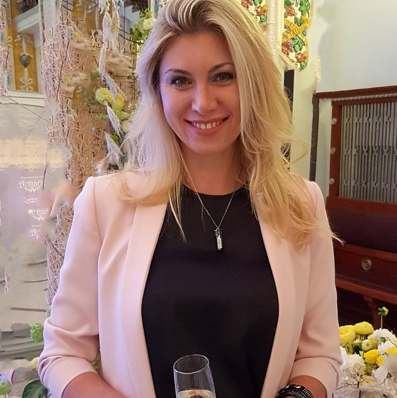 Kráľovná krásy po spackanom facelifte zostala so zmrzačenou tvárou.