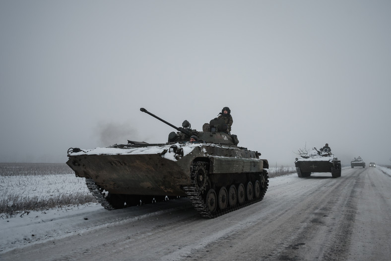 Ukraińskie bojowe wozy piechoty BMP-2 jadą w konwoju po oblodzonej drodze w regionie Doniecka (styczeń 2023 r.)