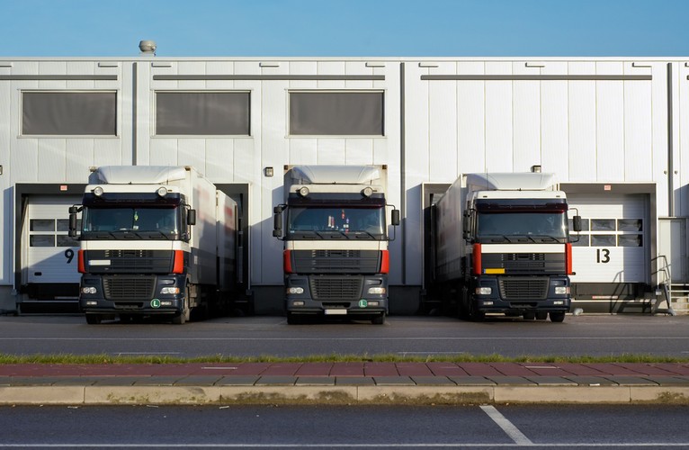 Dobrze zaopatrzony sklep tuż za bramą osiedla to wygoda jakich mało. Można zrobić zakupy praktycznie każdego dnia i o każdej porze. Problem pojawia się jednak, gdy okna naszej sypialni wychodzą na plac dostaw. Ciężarówki ze świeżymi warzywami i pokrzykujący pracownicy sklepu o 5 rano to nie jest wymarzone sąsiedztwo.