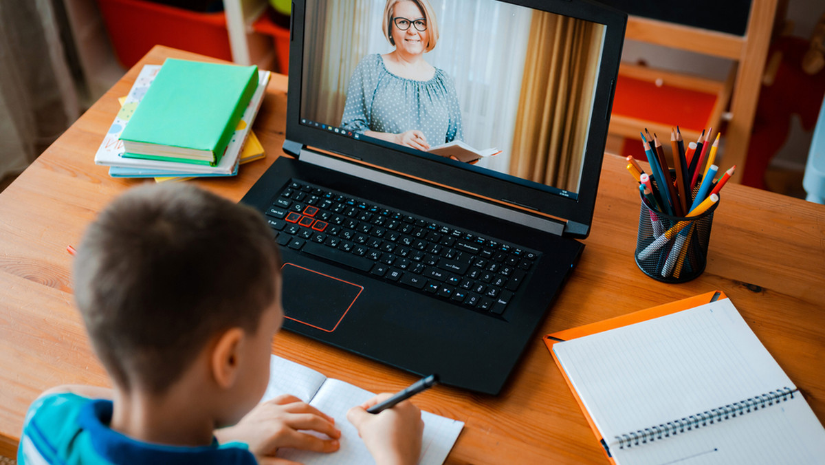 Będą bony dla nauczycieli i laptopy dla uczniów. Prezydent podpisał ustawę