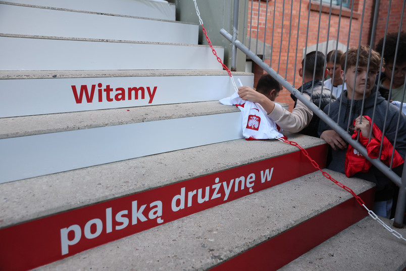 Tłum kibiców powitał Polaków w Niemczech. Lewandowski przed hotelem rozdawał autografy