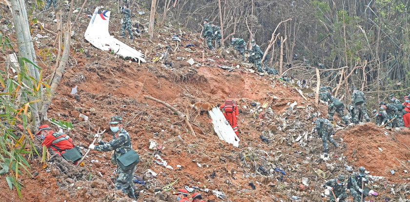 Gęsty deszcz leje na czarne skrzynki. Co się dzieje na miejscu tragedii Boeinga…