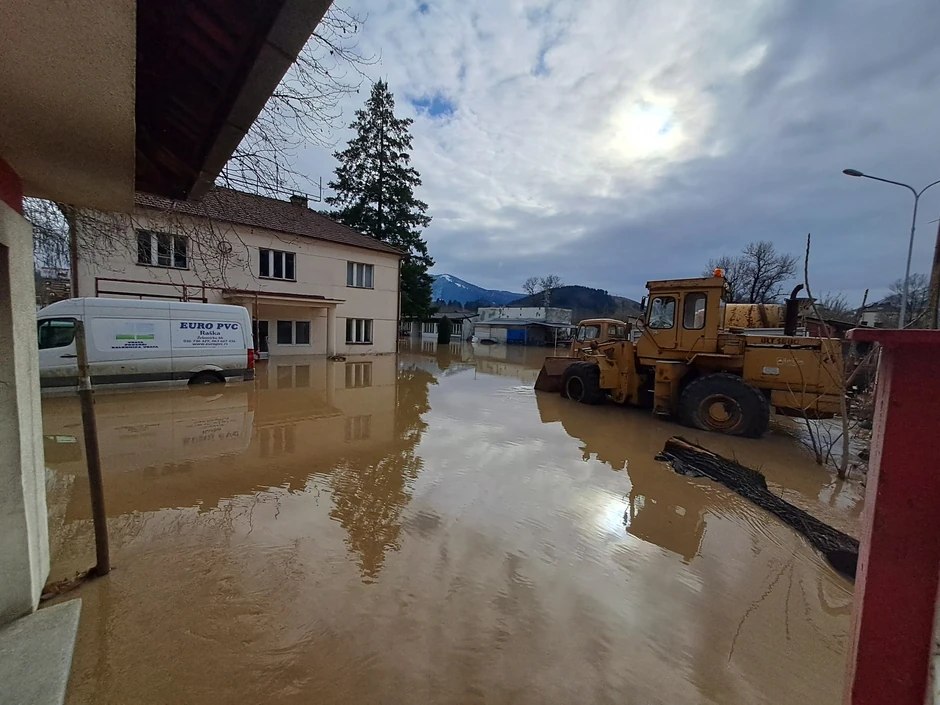 Poplavljena industrijska zona u Raški