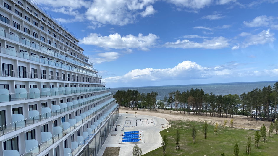 Widok z balkonu w budowanym hotelu Gołębiewski w Pobierowie