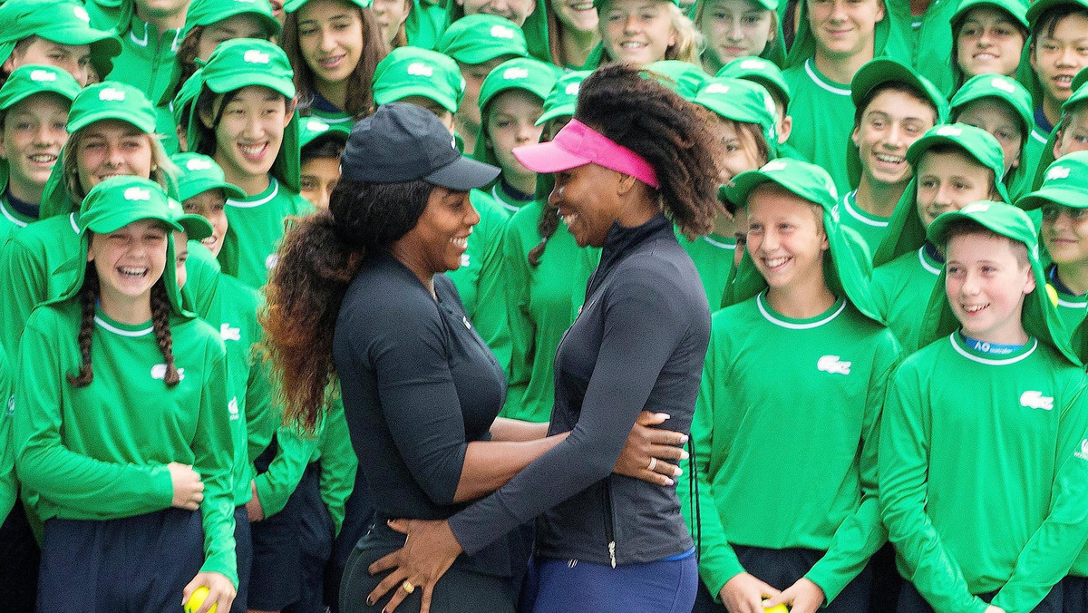 W pierwszej rundzie turnieju WTA Premier 5 w Rzymie swoje mecze wygrały Serena i Venus Williams. Młodsza z sióstr pokonała Szwedkę Rebeccę Peterson 6:4, 6:2, starsza za 9. meczbolem 7:5, 3:6, 7:6(4) zamknęła spotkanie z Elise Mertens. Teraz obie Amerykanki zmierzą się ze sobą.