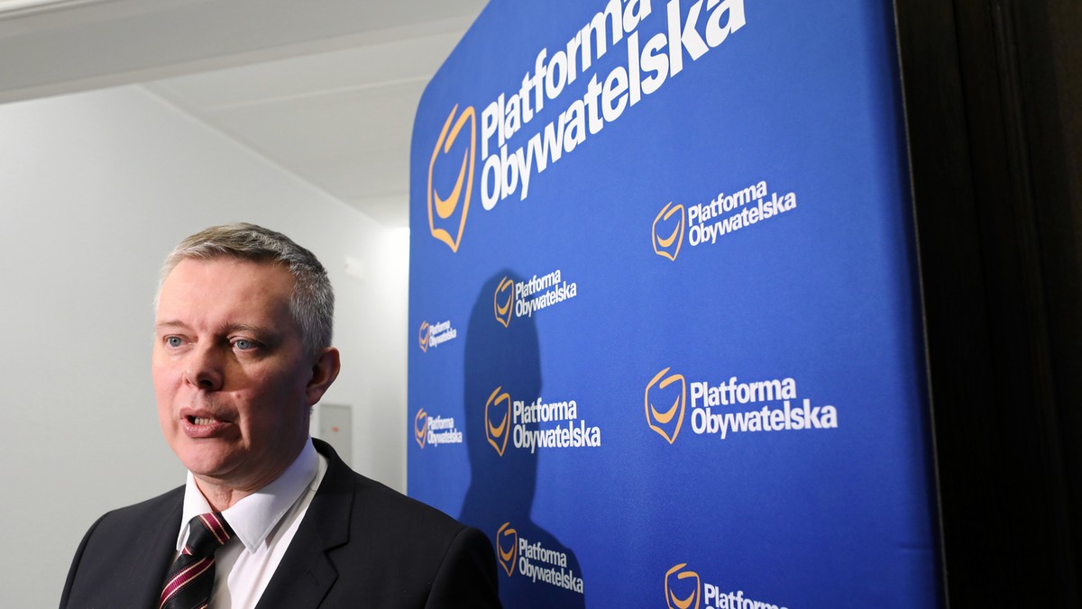 Podpisanie umowy na zakup amerykańskiego systemu obrony powietrznej Patriot, to dobra wiadomość - ocenili politycy PO. Ich zdaniem rząd jednak przepłacił za ten kontrakt. Tomasz Siemoniak i Czesław Mroczek krytykowali też rządzących za brak rozmów w tej sprawie z opozycją.