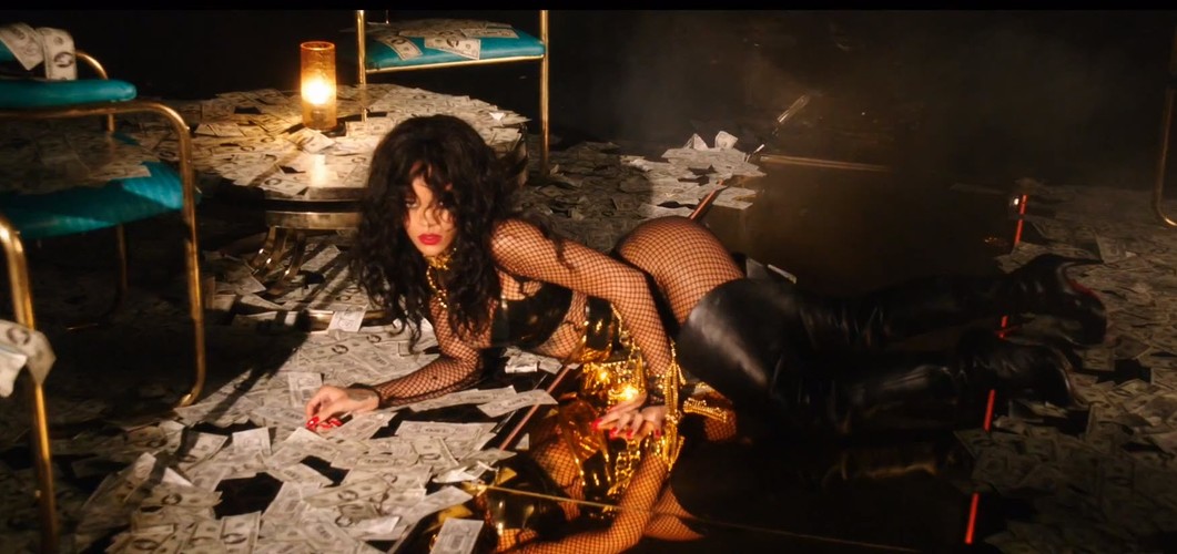 Rihanna w klipie do 'Pour It Up'