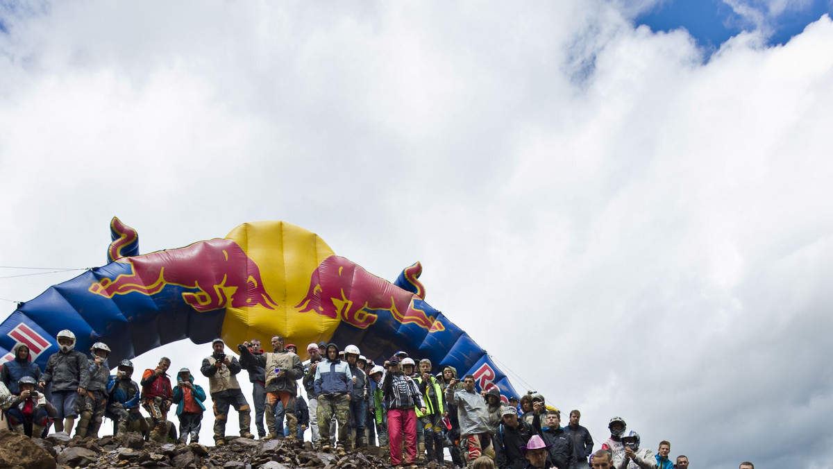 Red Bull Hare Scramble ponownie udowadnia, że zasługuje na swoją reputację: zaledwie 9 z 500 uczestników ukończyło ten najtrudniejszy wyścig enduro świata. Reszta została bezlitośnie strącona z żelaznego giganta - zirytowanym i osłabionym riderom nie udało się pokonać stromych zjazdów, pionowych podjazdów, zdradliwych odcinków leśnych oraz wysysających energię tras pełnych błota i żwiru.