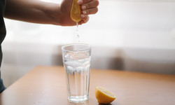 Nie każdy może pić wodę z cytryną. Kto musi omijać ją z daleka?