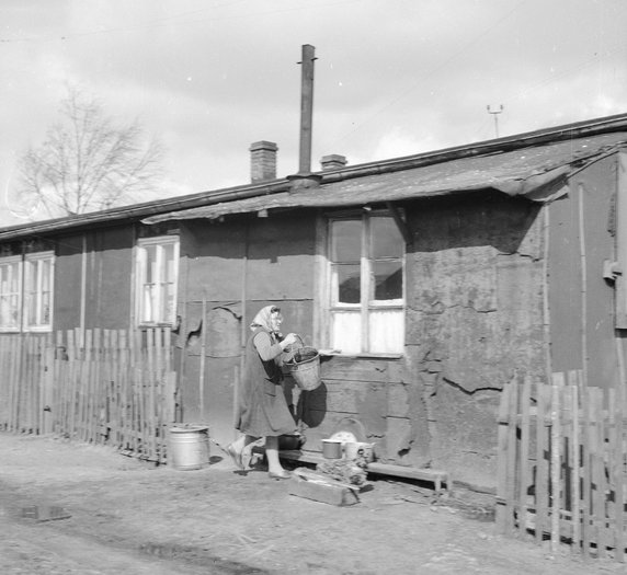 Dzielnica biedy w 1955 r.  To tutaj w latach 30. XX wieku powstały takie enklawy, jak Stara czy Drewniana Warszawa, Pekin, Meksyk, dzielnica Chińska czy Budapeszt