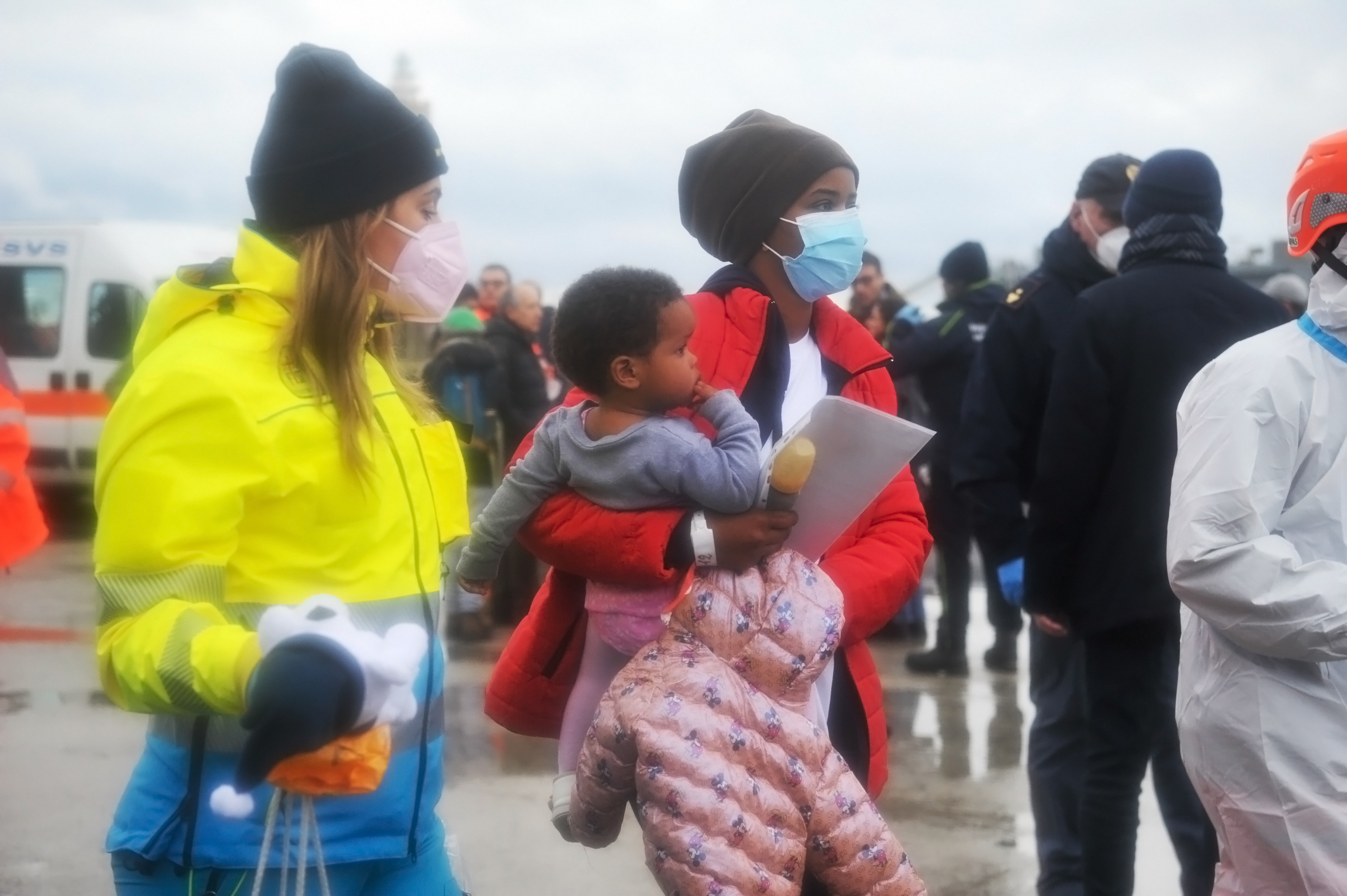 Emergency salva 50 migranti: donna incinta al nono mese