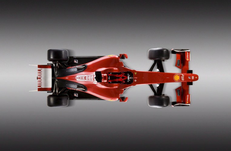 Główne zmiany nastąpiły po bokach przedniego skrzydła, które jest teraz dużo szersze i przypomina stare modele Ferrari