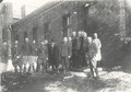 Oficerowie 9 Pułku Strzelców Konnych przed wejściem do klubu oficerskiego, 1931 r.
