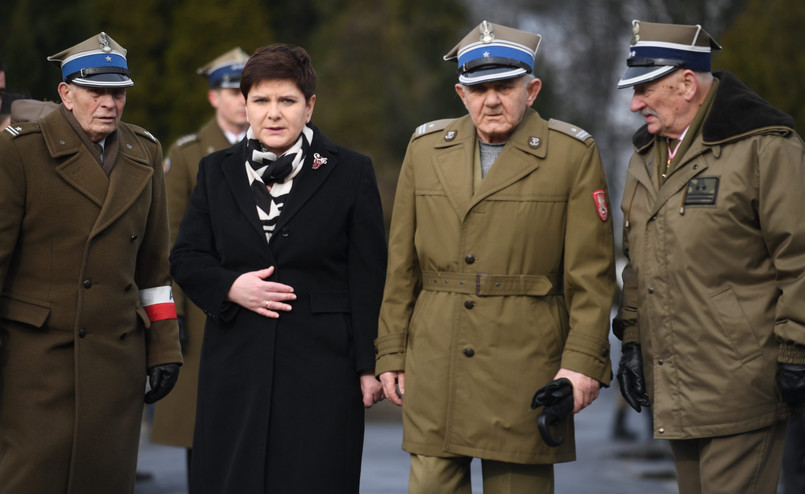 Premier Beata Szydło uczciła pamięć żołnierzy wyklętych, składając wieniec na tzw. Łączce.