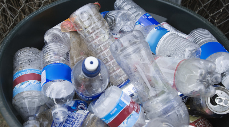 Műanyag palackokért cserébe járhatnak iskolába a gyerekek. / Fotó:Northfoto