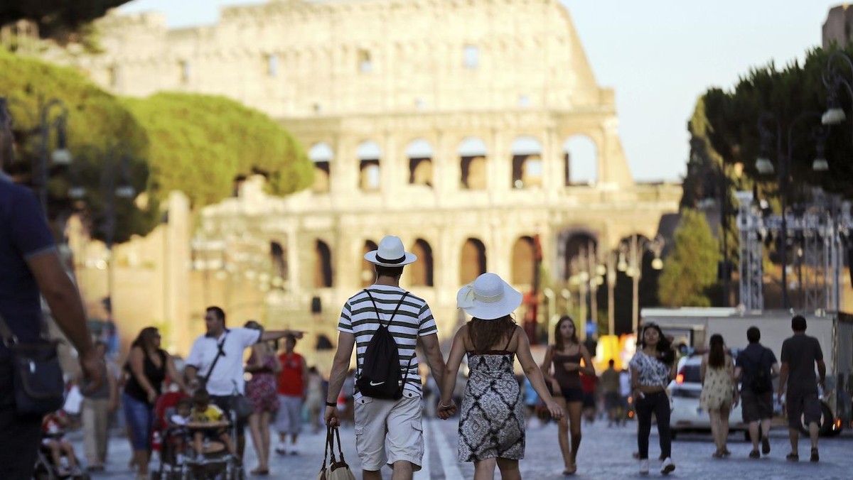 ITALY-COLOSSEUM/PEDESTRIAN