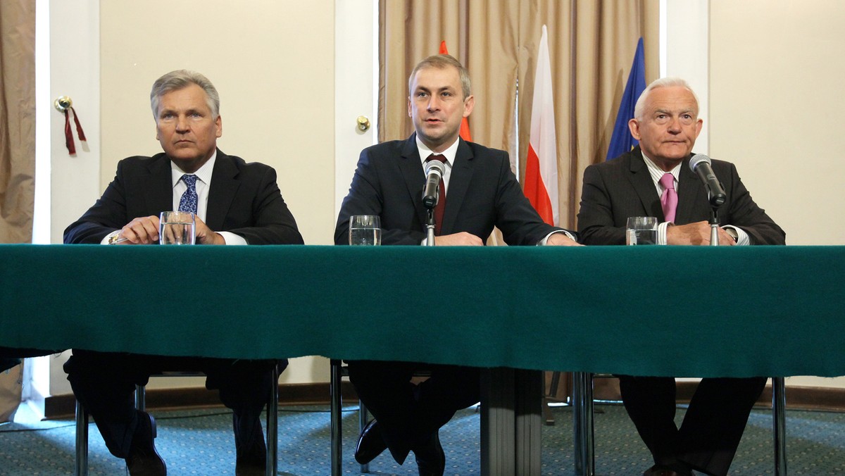 Były premier Leszek Miller podczas konferencji prasowej poświęconej polskiej prezydencji w Unii Europejskiej ocenił, że rysuje się "front wspólnej polityki PO i PiS, polityki antyeuropejskiej w istocie albo też europejskiej inaczej". W konferencji uczestniczyli także b. prezydent Aleksander Kwaśniewski i szef SLD Grzegorz Napieralski.
Onet jest przyjacielem polskiej prezydencji w Unii Europejskiej