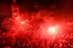 Piłkarz Legii Warszawa poparzony racą podczas mistrzowskiej fety [WIDEO]