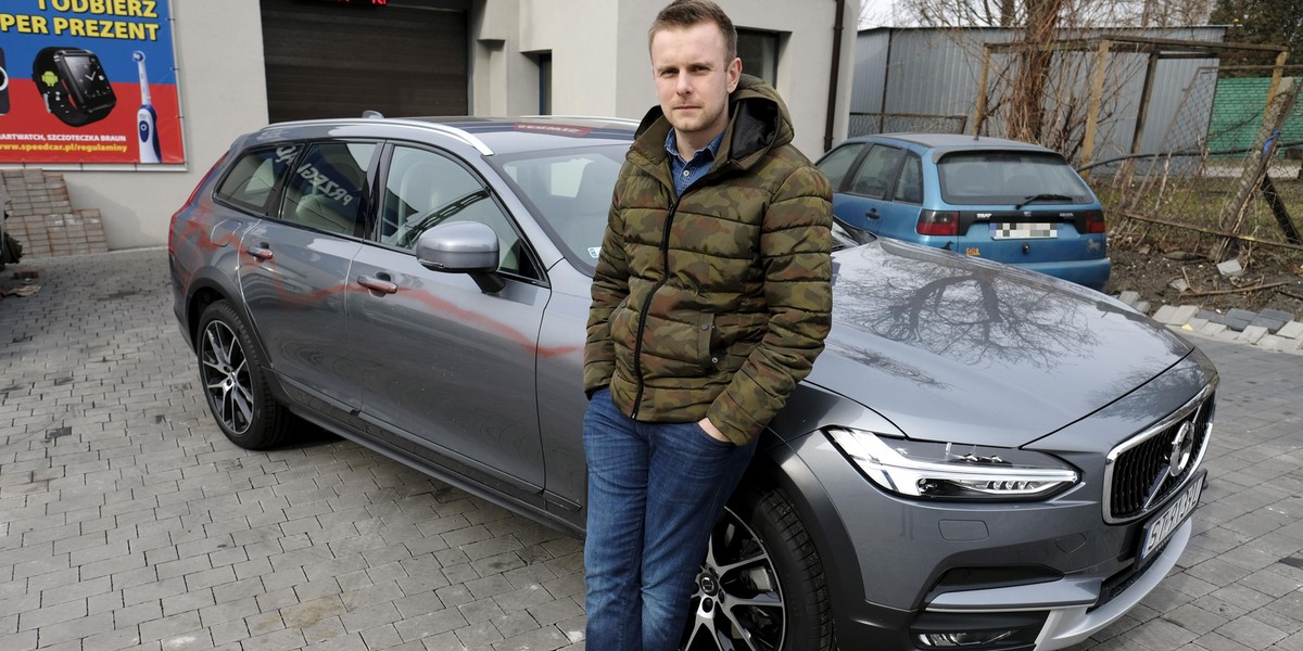 Chuligani zniszczyli mu auto! Wyznaczył nagrodę za wskazanie sparwców