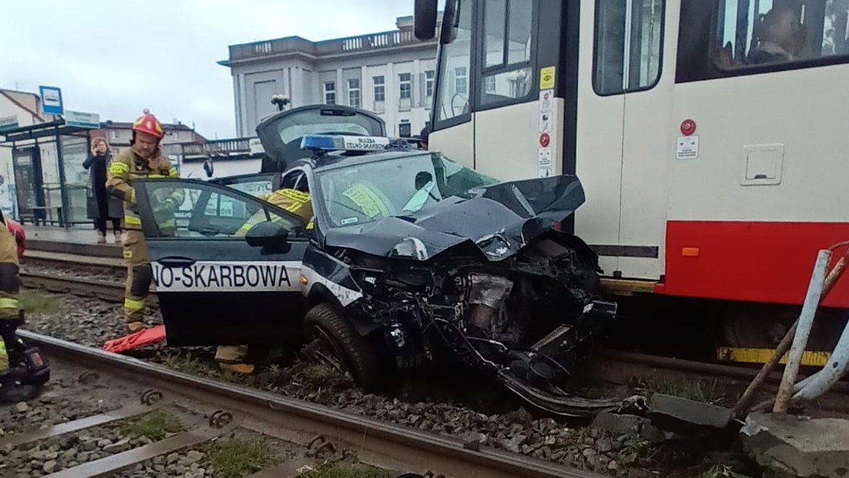 Radiowóz zderzył się z tramwajem. Trzy osoby trafiły do szpitala