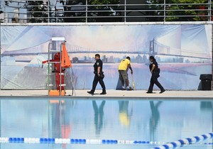 Policija na bazenu