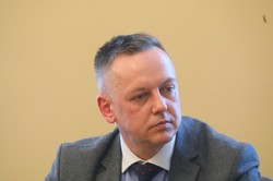 Tomasz Szmydt przed budynkiem ambasady w Mińsku. Co tam robił?