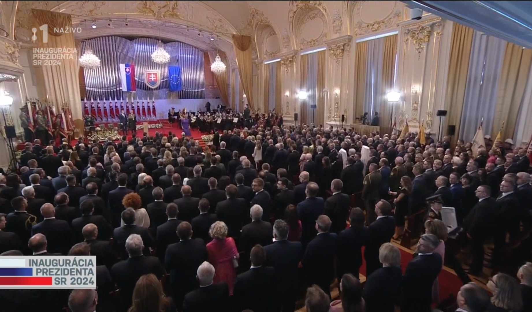 Rizman Čaputovej podal ruku.